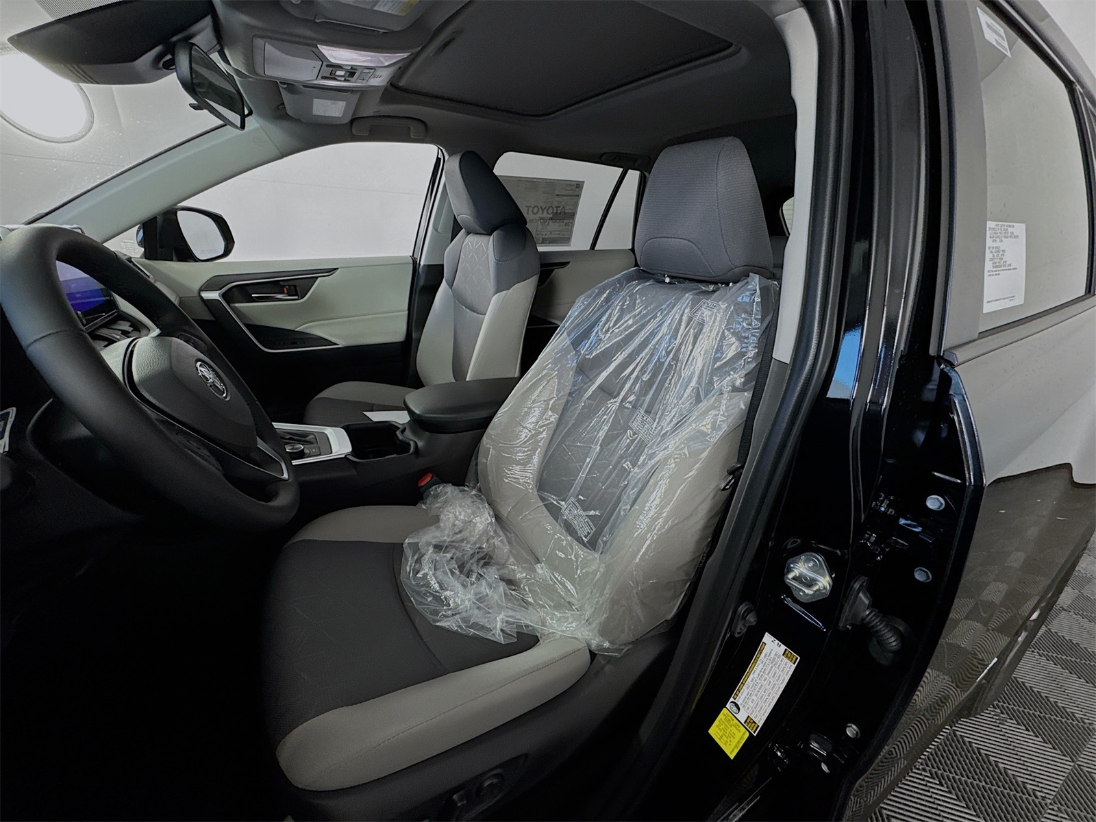 2025 Toyota RAV4 Hybrid XLE photo 10