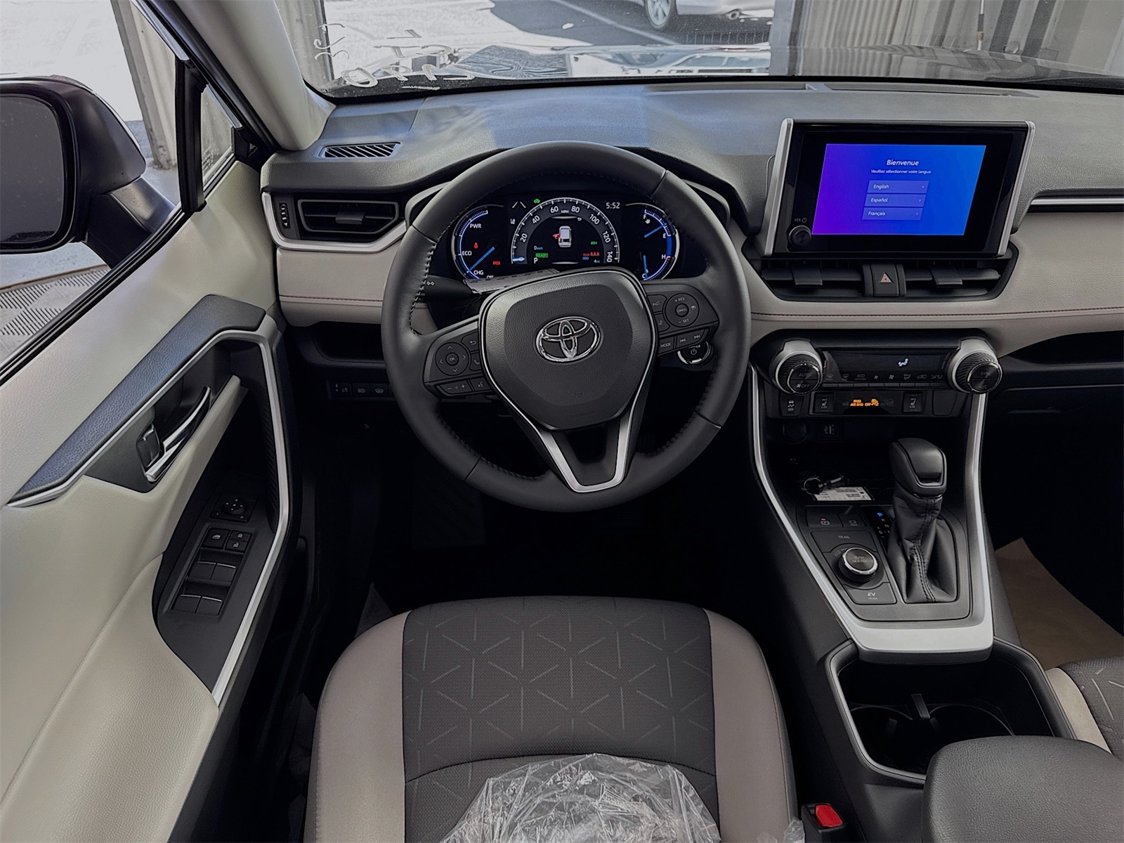 2025 Toyota RAV4 Hybrid XLE photo 12