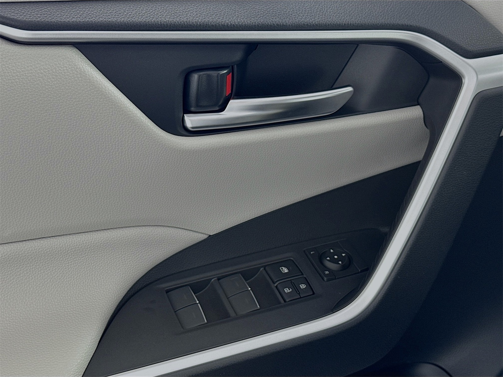 2025 Toyota RAV4 Hybrid XLE photo 13