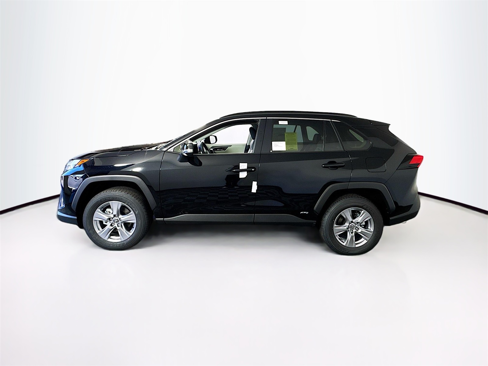 2025 Toyota RAV4 Hybrid XLE photo 3