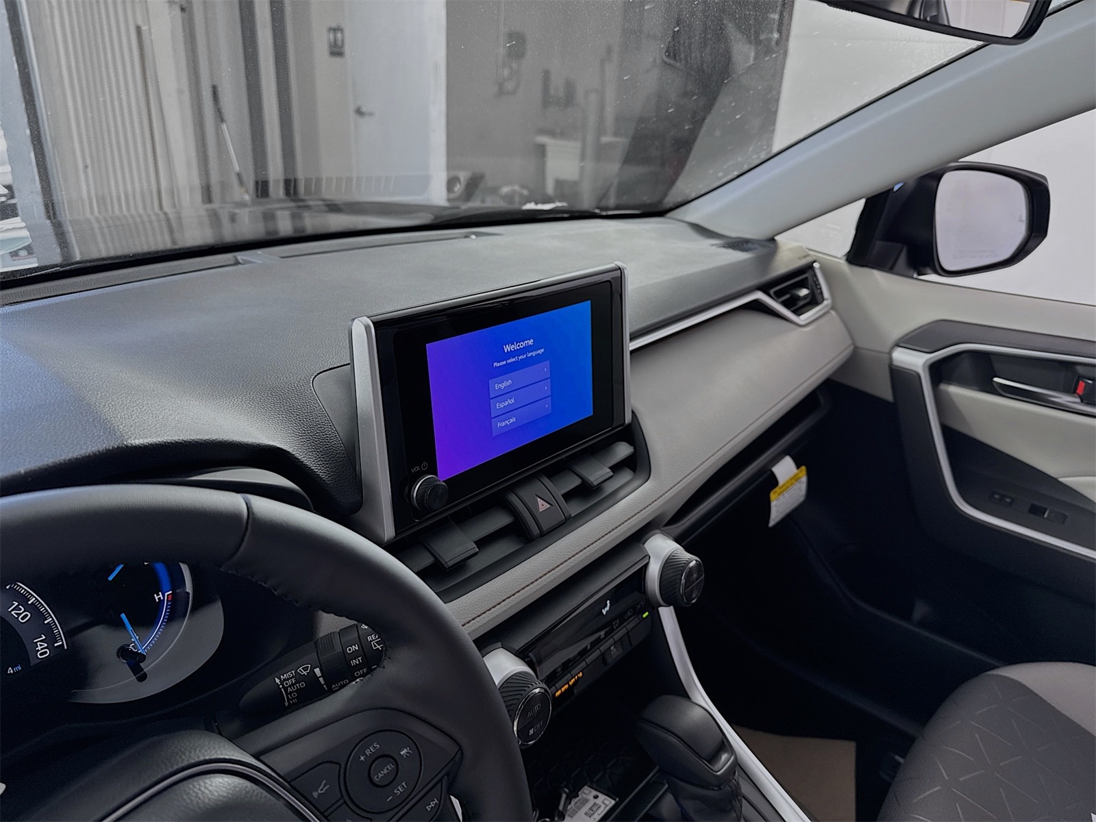 2025 Toyota RAV4 Hybrid XLE photo 5
