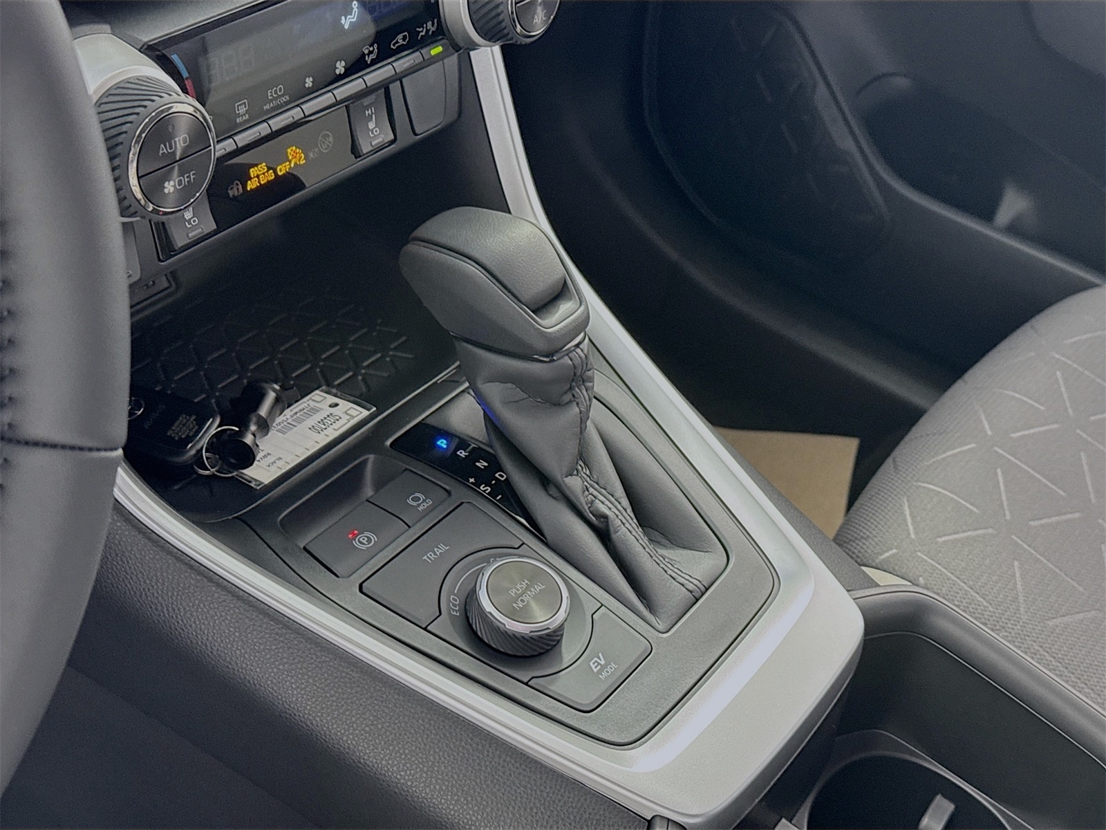 2025 Toyota RAV4 Hybrid XLE photo 9