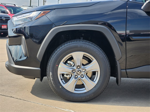 2025 Toyota RAV4 XLE photo 4