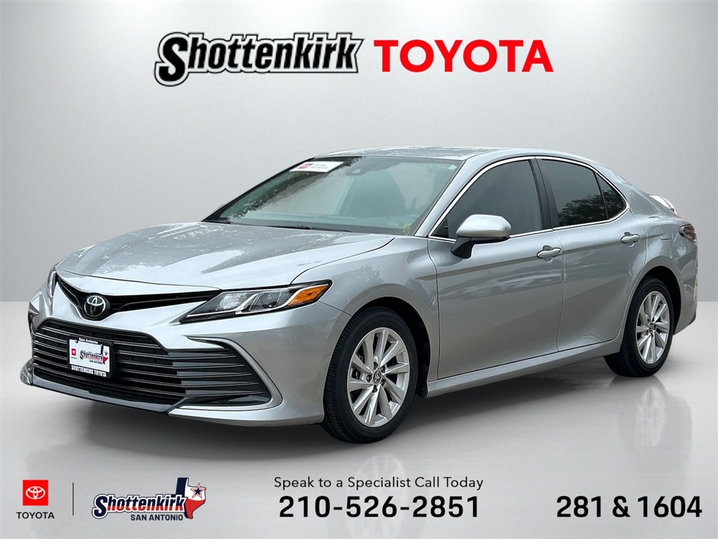 2023 Toyota Camry LE's photo