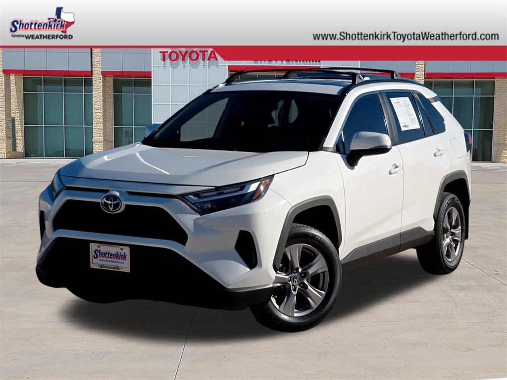 2023 Toyota RAV4 XLE's photo