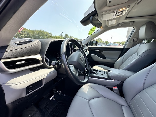 2021 Magnetic Gray Metallic Toyota Highlander XLE AWD SUV