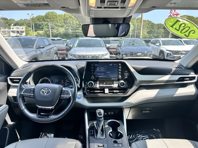 2021 Magnetic Gray Metallic Toyota Highlander XLE AWD SUV