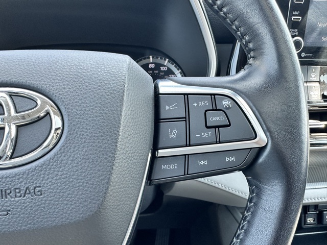 2021 Magnetic Gray Metallic Toyota Highlander XLE AWD SUV