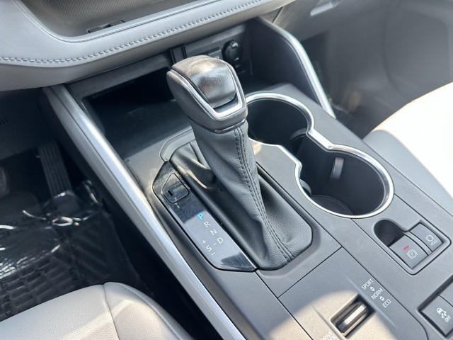 2021 Magnetic Gray Metallic Toyota Highlander XLE AWD SUV