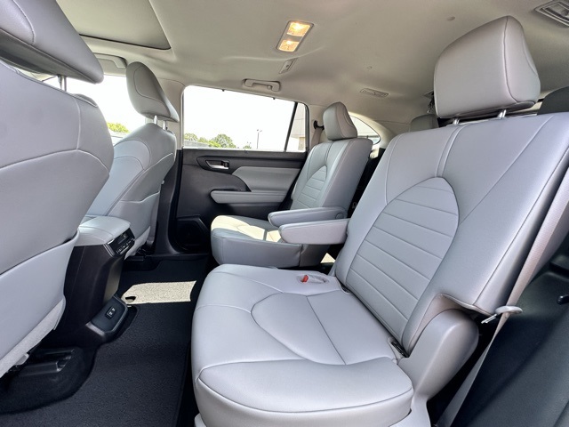 2021 Magnetic Gray Metallic Toyota Highlander XLE AWD SUV
