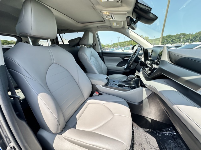 2021 Magnetic Gray Metallic Toyota Highlander XLE AWD SUV