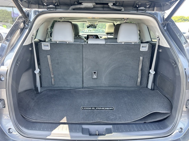 2021 Magnetic Gray Metallic Toyota Highlander XLE AWD SUV
