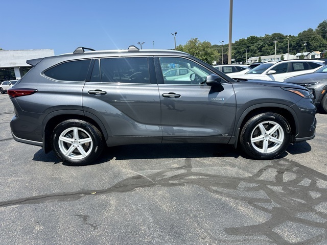 2021 Magnetic Gray Metallic Toyota Highlander XLE AWD SUV