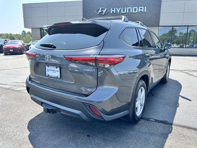2021 Magnetic Gray Metallic Toyota Highlander XLE AWD SUV