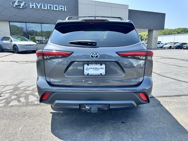 2021 Magnetic Gray Metallic Toyota Highlander XLE AWD SUV