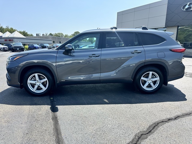 2021 Magnetic Gray Metallic Toyota Highlander XLE AWD SUV