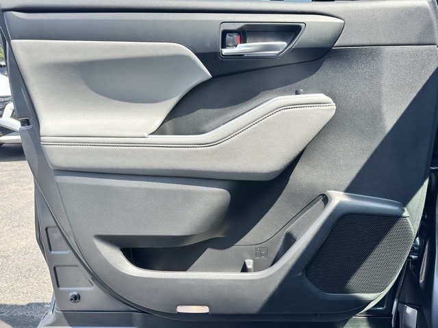 2021 Magnetic Gray Metallic Toyota Highlander XLE AWD SUV