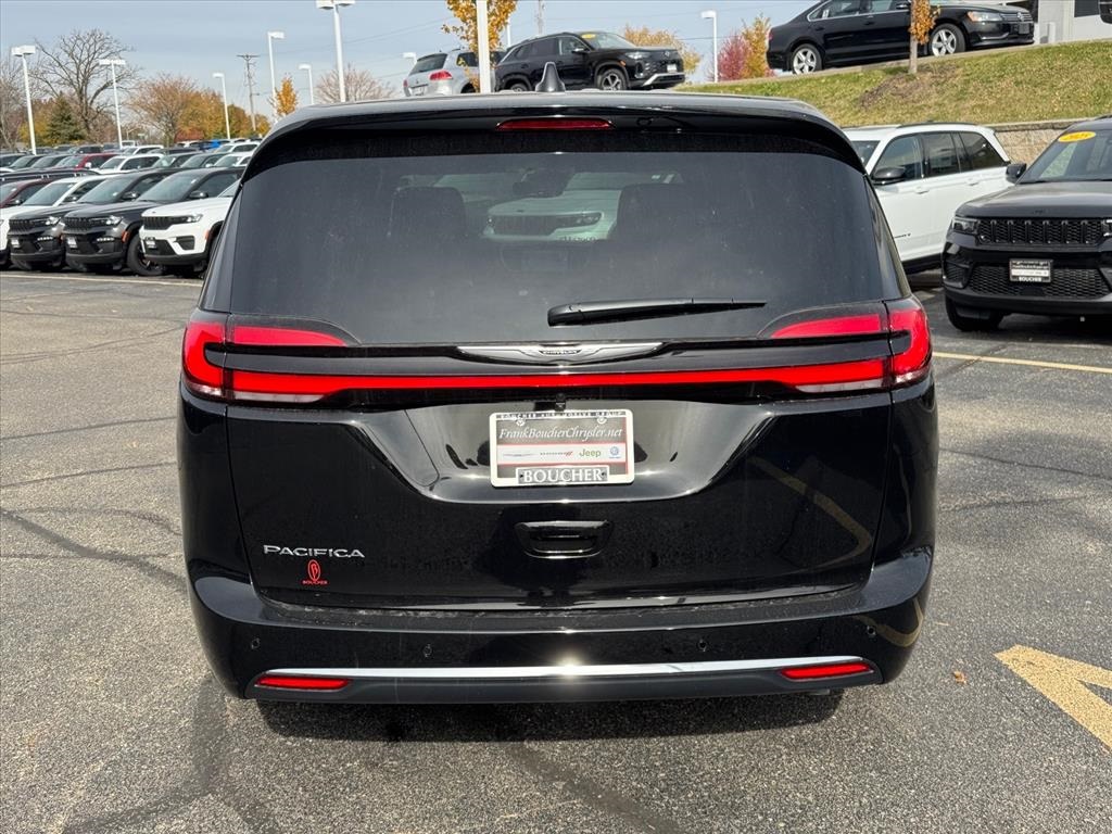2026 Chrysler Pacifica photo 2