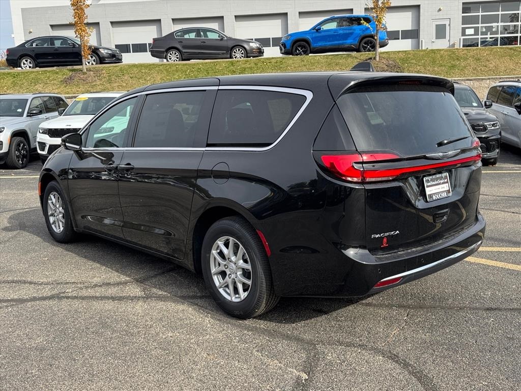 2026 Chrysler Pacifica photo 3
