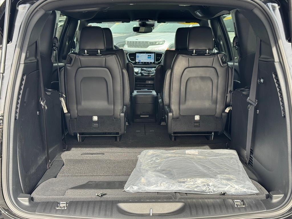 2026 Chrysler Pacifica photo 4
