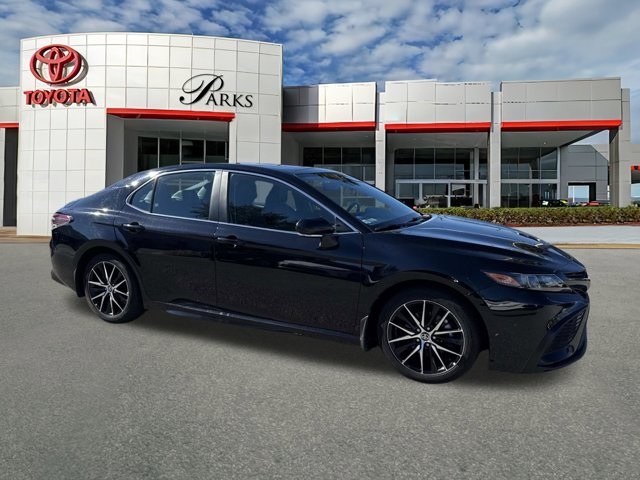 2024 Toyota Camry SE's photo