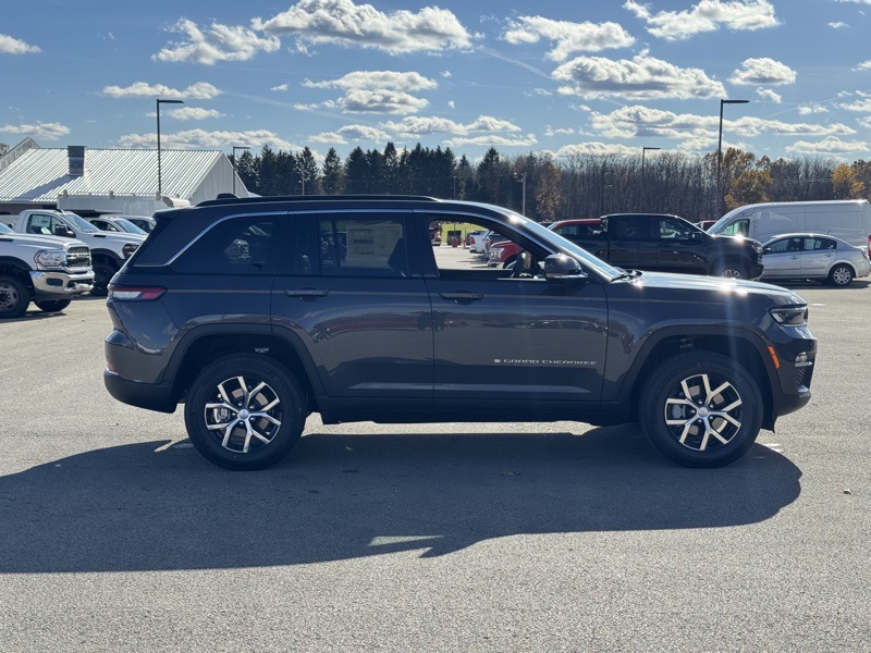 2025 Jeep Grand Cherokee Limited photo 2