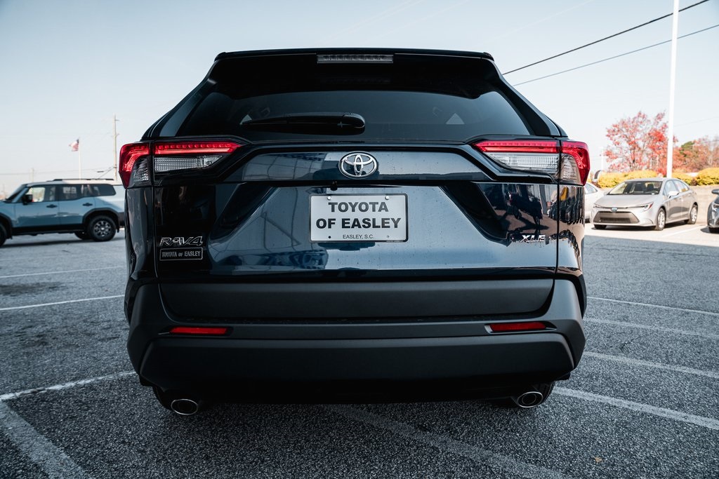 2025 Toyota RAV4 XLE photo 4