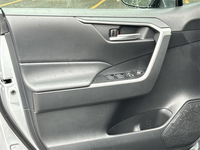 2025 Toyota RAV4 XLE photo 24