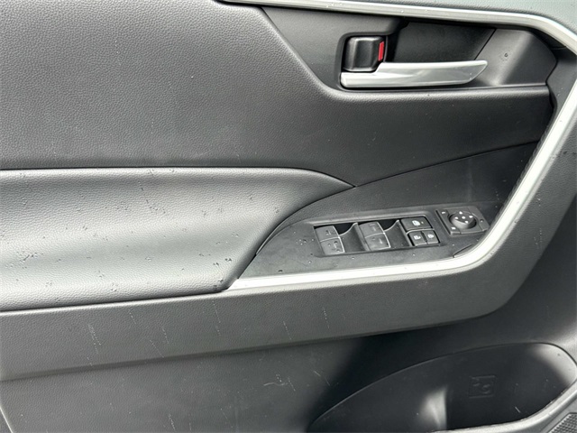 2025 Toyota RAV4 XLE photo 25