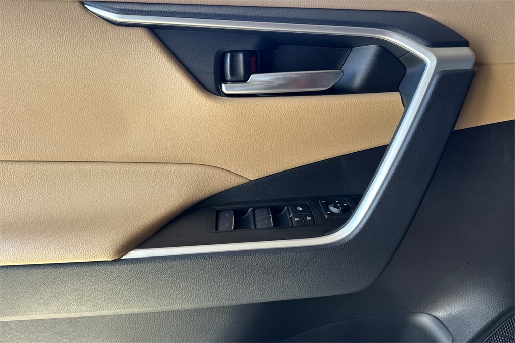 2025 Toyota RAV4 XLE photo 11