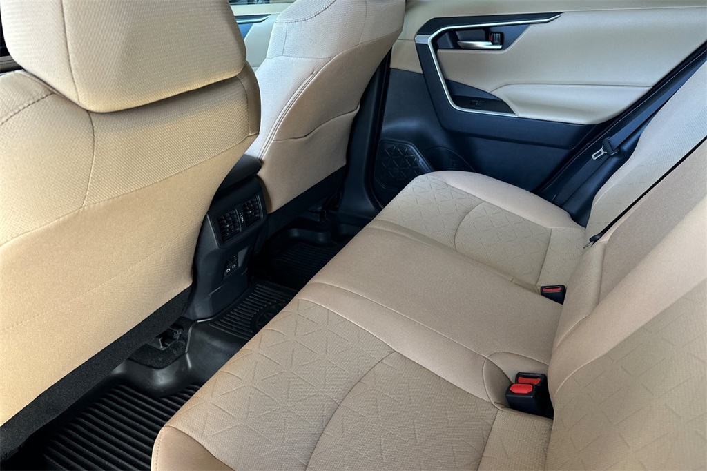 2025 Toyota RAV4 XLE photo 12