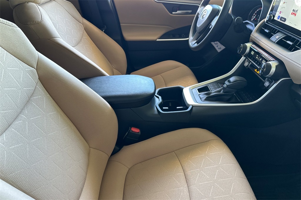 2025 Toyota RAV4 XLE photo 16