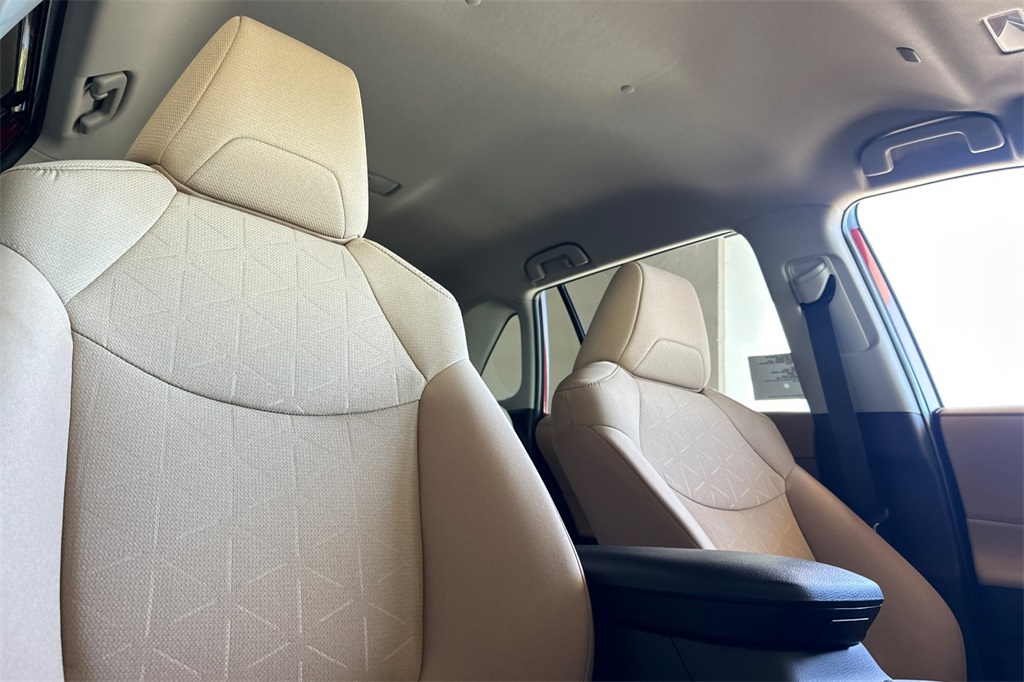 2025 Toyota RAV4 XLE photo 17