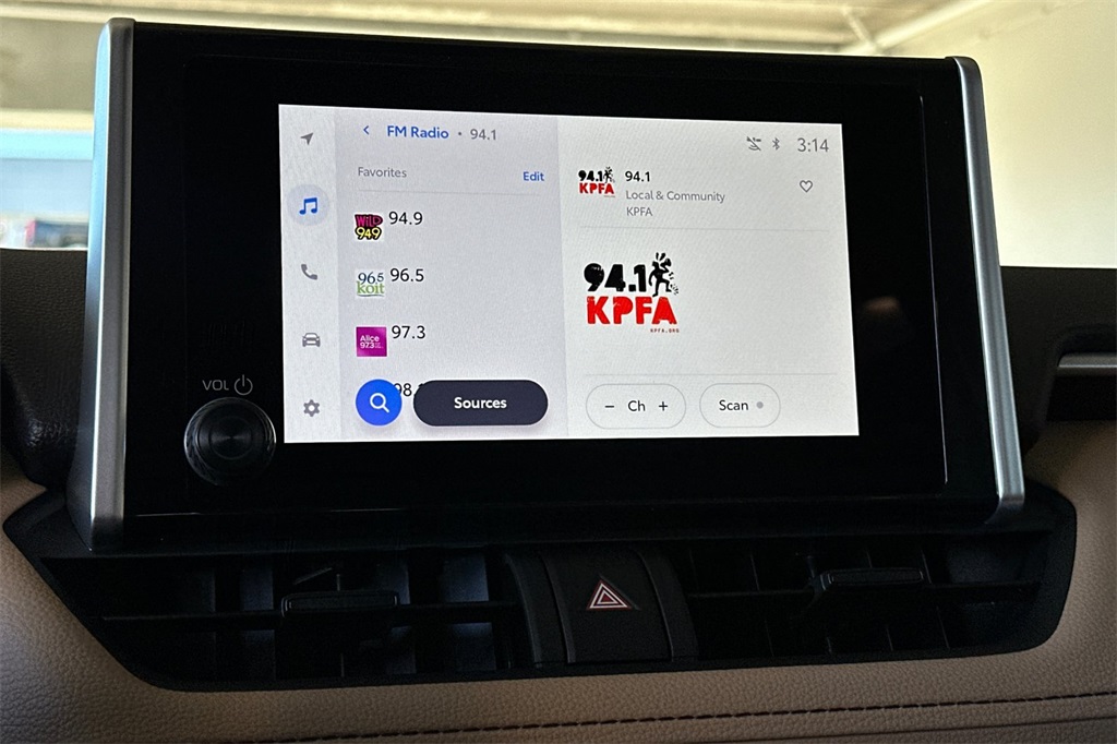 2025 Toyota RAV4 XLE photo 18