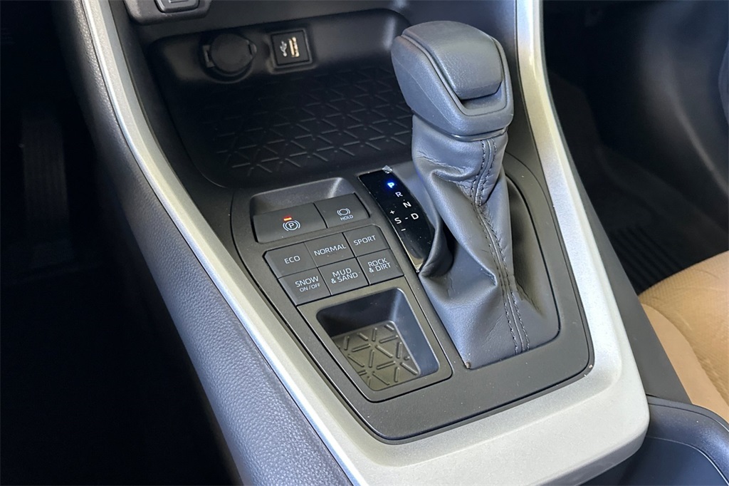 2025 Toyota RAV4 XLE photo 21