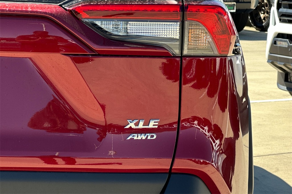 2025 Toyota RAV4 XLE photo 25