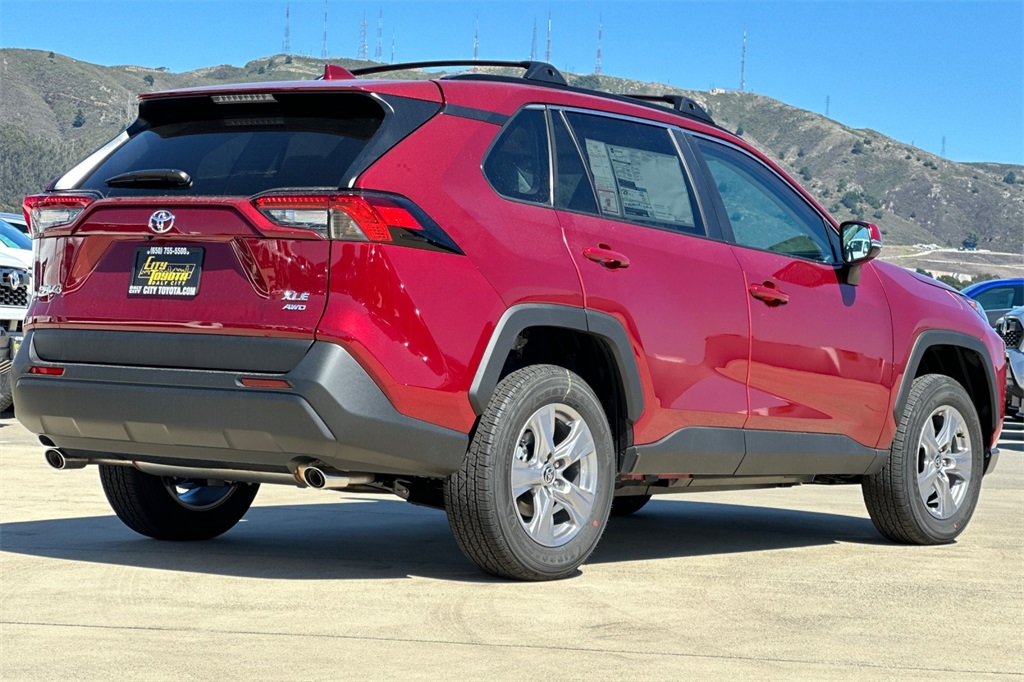 2025 Toyota RAV4 XLE photo 4