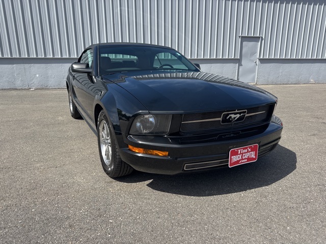 2005 Ford Mustang V6 Convertible photo 2