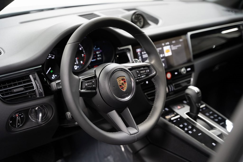 2024 Porsche Macan photo 3