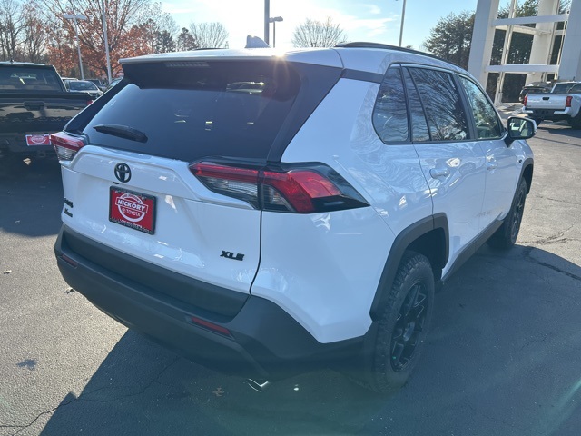 2025 Toyota RAV4 XLE photo 3