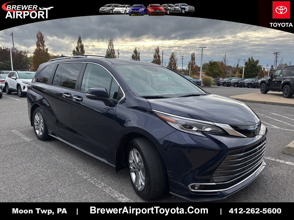 2022 Toyota Sienna Platinum's photo