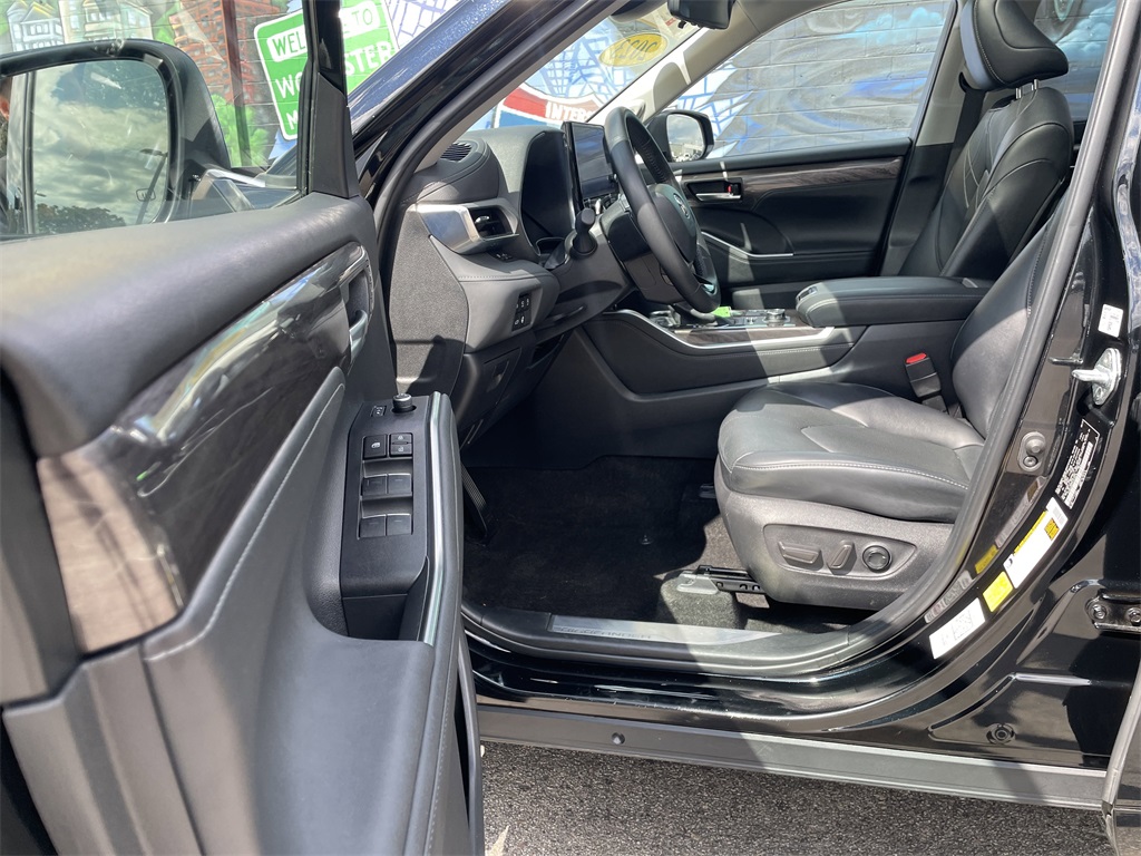 2023 Toyota Highlander Platinum photo 13