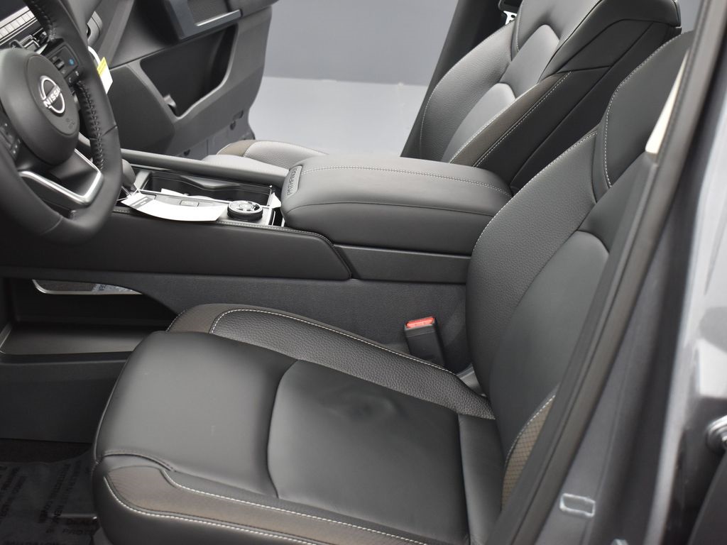 2025 Nissan Pathfinder SL photo 12