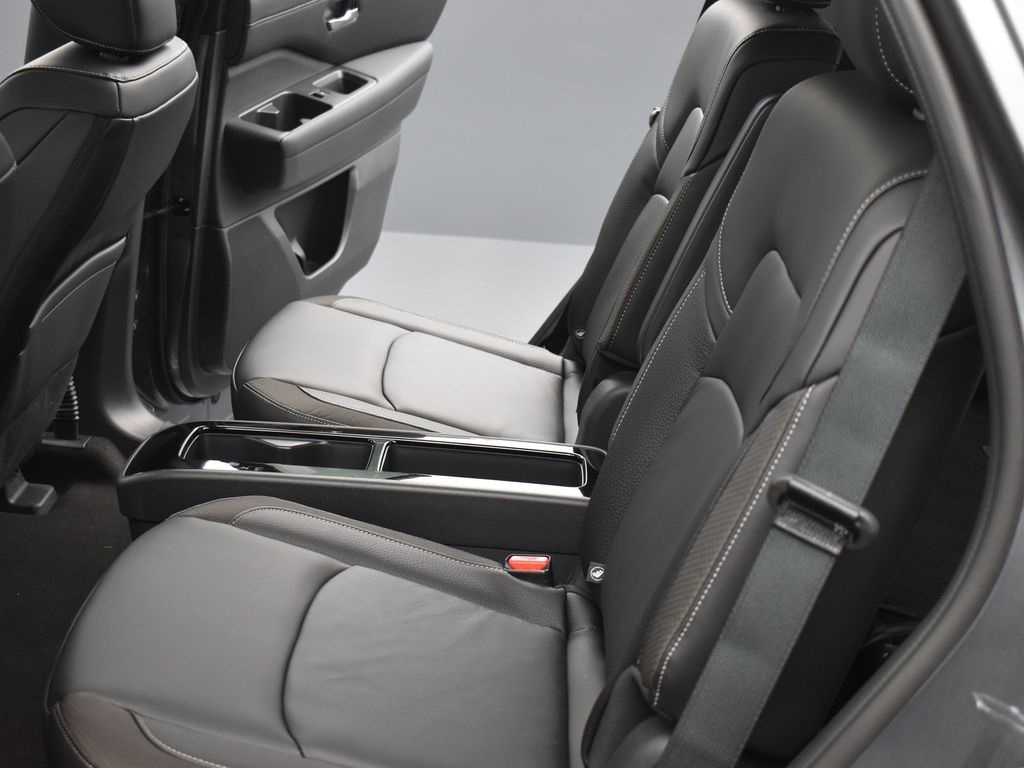 2025 Nissan Pathfinder SL photo 13