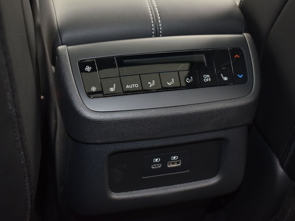 2025 Nissan Pathfinder SL photo 18