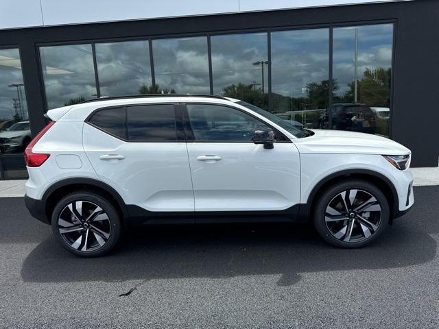 2025 Volvo XC40 Plus photo 2