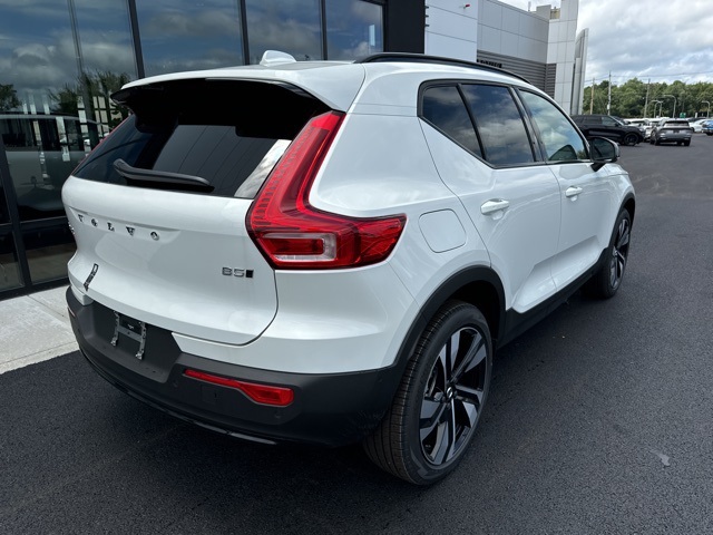 2025 Volvo XC40 Plus photo 3