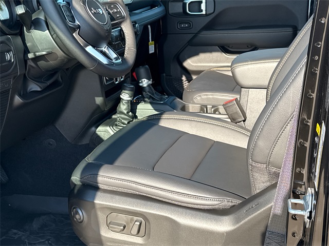 2025 Jeep Wrangler Sahara photo 19