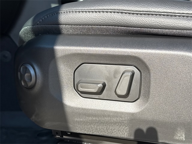 2025 Jeep Wrangler Sahara photo 22
