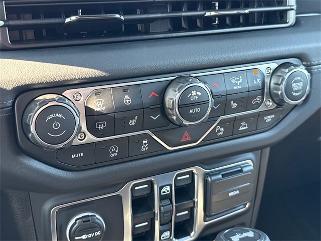 2025 Jeep Wrangler Sahara photo 26